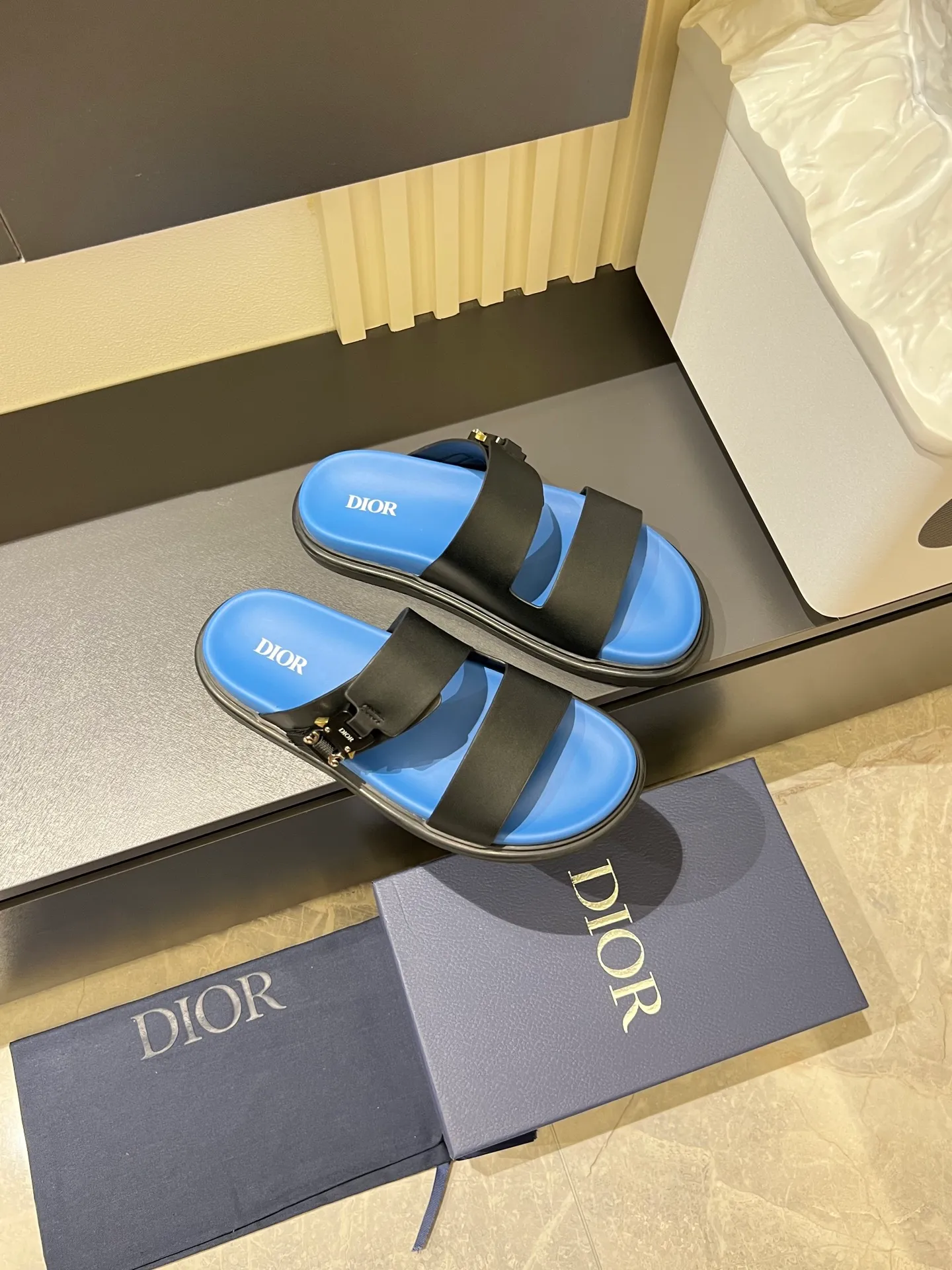 Men's Men's Shoes 💰p320 Dio* Men's Sandals Slippers. Showcasing Dior haute couture design. The Dior gray suede strap is accented with an aluminum Dior buckle for added style. Paired with a comfortable tonal notch sole, they pair easily with shorts or jeans for a sophisticated look. Main body: suede cow leather, technical fabric lining: cow leather, with adjustable straps, aluminum Dior buckle, Dior gray EVA insole, tonal notched rubber outsole splicing structure, size: 38-44 (customized at 45.46)